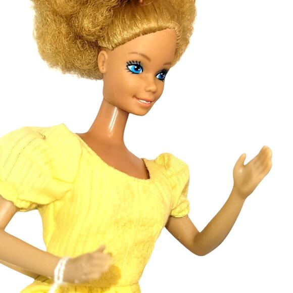 1981 Vintage Magic Curl Barbie - Picture 6 of 10